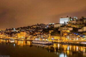 Vue nocturne depuis le Jardim do Mouro à Vila Nova de Gaia, avec la rive du Douro et les édifices illuminés de Porto en arrière-plan.