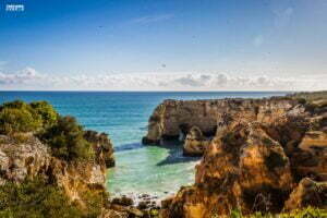 Vue panoramique des magnifiques plages de l'Algarve, mettant en valeur ses eaux cristallines, ses étendues de sable doré et les formations rocheuses qui ajoutent du caractère au paysage côtier, offrant ainsi un cadre idyllique pour les vacanciers et les amoureux de la nature