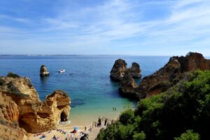 Vue panoramique des magnifiques plages de l'Algarve, avec ses eaux cristallines, ses étendues de sable doré, les roches orangées et la passerelle (passadiço) qui offre une vue pittoresque sur la côte, créant un cadre paradisiaque pour les vacanciers et les amoureux de la nature et de la mer.