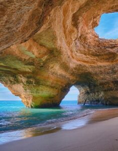 Vue panoramique des magnifiques plages de l'Algarve, mettant en valeur ses eaux cristallines, ses étendues de sable doré, les formations rocheuses et les grottes marines qui ajoutent une touche unique au paysage côtier, offrant ainsi un cadre spectaculaire pour les vacanciers et les amateurs d'aventure.
