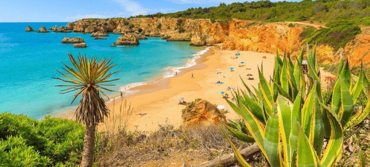 Vue panoramique des magnifiques plages de l'Algarve, avec ses eaux cristallines et ses étendues de sable doré, offrant un cadre paradisiaque pour les vacanciers et les amoureux de la mer.