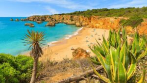 Vue panoramique des magnifiques plages de l'Algarve, avec ses eaux cristallines et ses étendues de sable doré, offrant un cadre paradisiaque pour les vacanciers et les amoureux de la mer.
