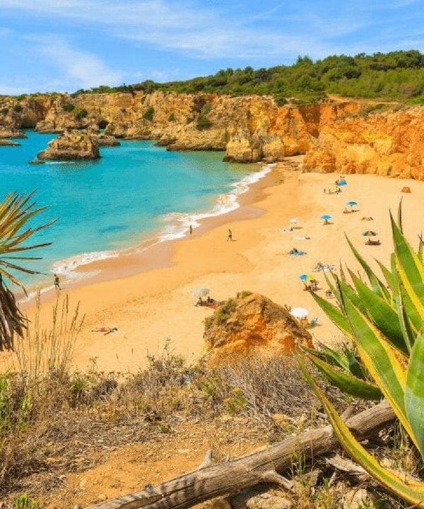 Vue panoramique des magnifiques plages de l'Algarve, avec ses eaux cristallines et ses étendues de sable doré, offrant un cadre paradisiaque pour les vacanciers et les amoureux de la mer.