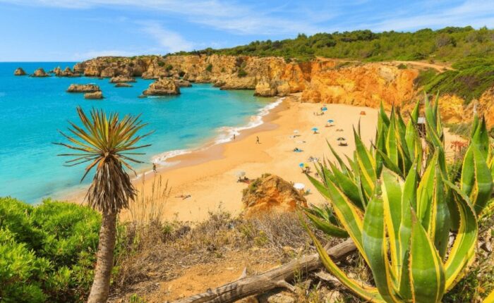 Vue panoramique des magnifiques plages de l'Algarve, avec ses eaux cristallines et ses étendues de sable doré, offrant un cadre paradisiaque pour les vacanciers et les amoureux de la mer.