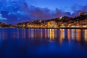 Vue nocturne depuis le Jardim do Mouro à Vila Nova de Gaia, avec la rive du Douro et les édifices illuminés de Porto en arrière-plan.