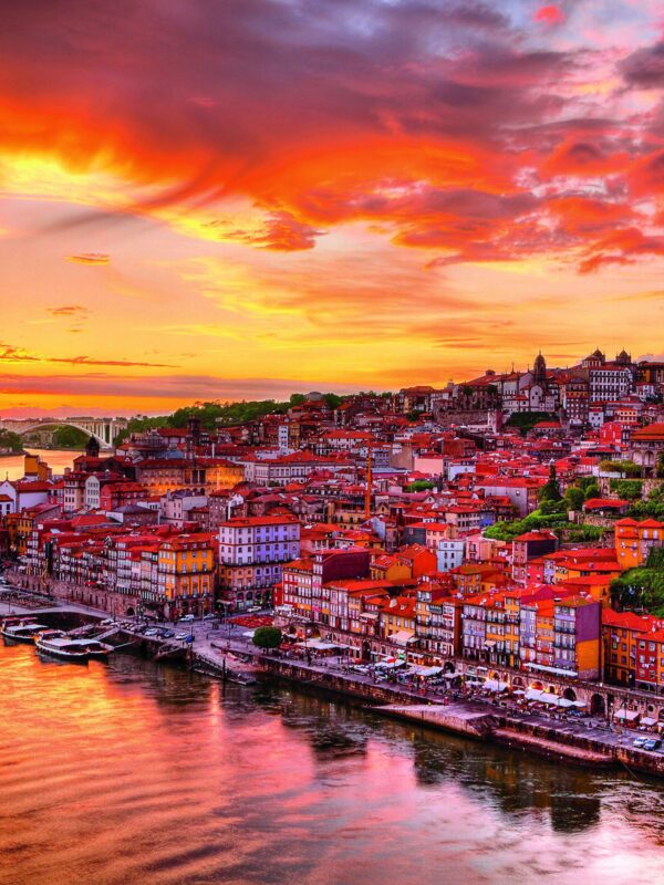 Vue depuis le Pont Dom Luís I et du Jardim do Morro à Vila Nova de Gaia, offrant une perspective panoramique sur Porto et le Douro, capturée en fin de journée avec les belles teintes du soleil couchant.