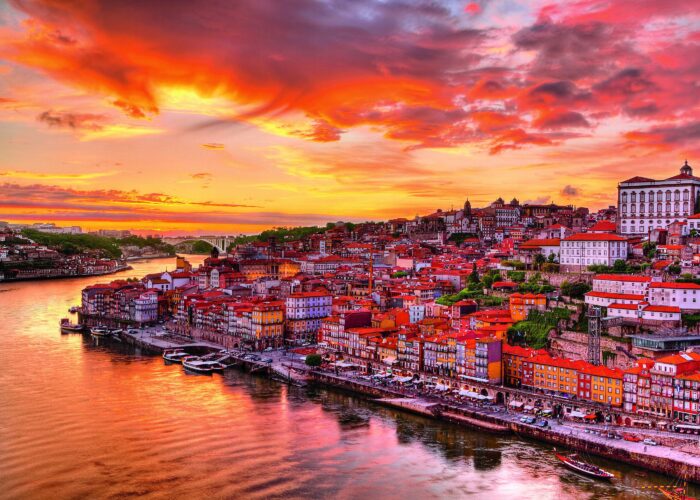 Vue depuis le Pont Dom Luís I et du Jardim do Morro à Vila Nova de Gaia, offrant une perspective panoramique sur Porto et le Douro, capturée en fin de journée avec les belles teintes du soleil couchant.