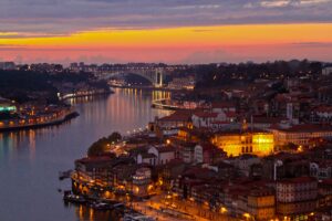 Vue nocturne depuis le Jardim do Mouro à Vila Nova de Gaia, avec la rive du Douro, les édifices illuminés de Porto et le pont d'Arrábida en arrière-plan