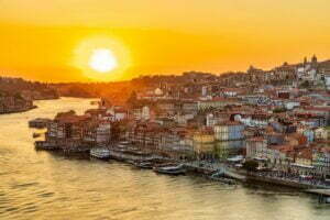 Vue depuis le Pont Dom Luís I et du Jardim do Morro à Vila Nova de Gaia, offrant une perspective panoramique sur Porto et le Douro.