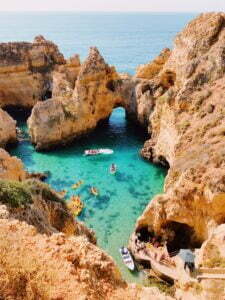 Vue panoramique des magnifiques plages de l'Algarve, mettant en valeur ses eaux cristallines, ses étendues de sable doré, les formations rocheuses et les grottes marines qui ajoutent une touche unique au paysage côtier, offrant ainsi un cadre spectaculaire pour les vacanciers et les amateurs d'aventure.