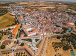 Vue de Elvas, une ville classée par l'UNESCO, mettant en valeur son patrimoine historique et architectural unique.
