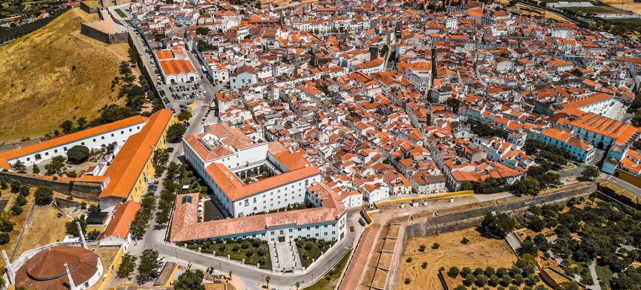 Vue de Elvas, une ville classée par l'UNESCO, mettant en valeur son patrimoine historique et architectural unique.