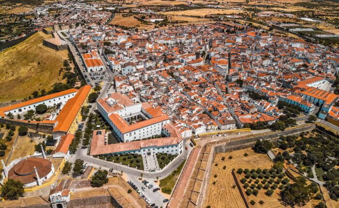 Vue de Elvas, une ville classée par l'UNESCO, mettant en valeur son patrimoine historique et architectural unique.