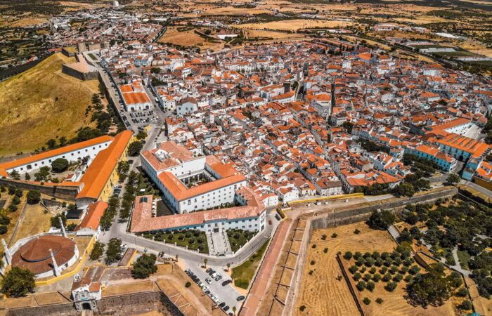 Vue de Elvas, une ville classée par l'UNESCO, mettant en valeur son patrimoine historique et architectural unique.