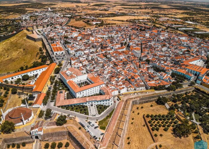 Vue de Elvas, une ville classée par l'UNESCO, mettant en valeur son patrimoine historique et architectural unique.