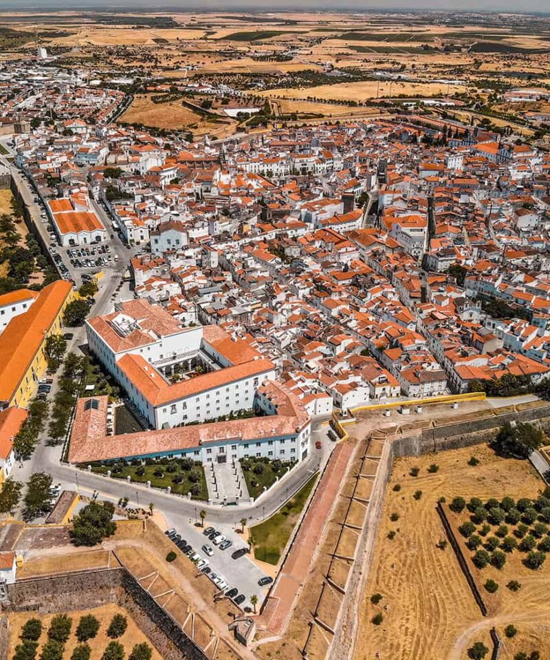 Vue de Elvas, une ville classée par l'UNESCO, mettant en valeur son patrimoine historique et architectural unique.